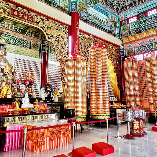 THEAN HOU TEMPLE - Illuminated pillars