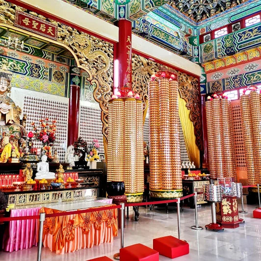 THEAN HOU TEMPLE - Illuminated pillars