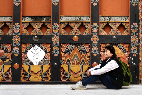 Punakha Dzong (1)-01 sitting at the courtyard 1