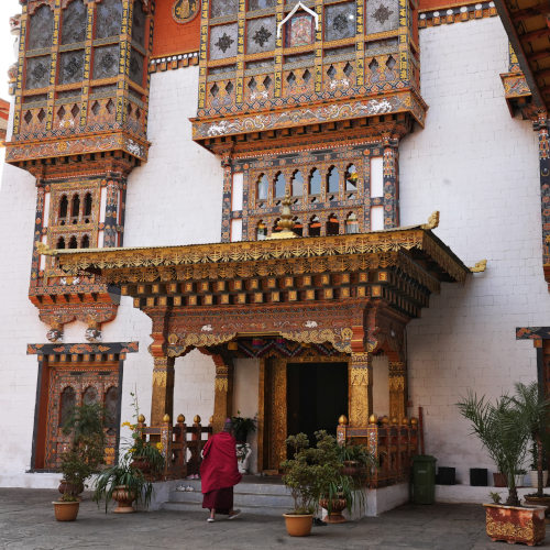 Punakha Dzong (29)-01 courtyard carving 3