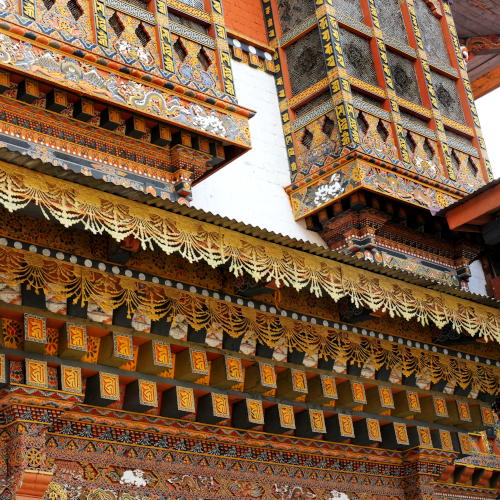 Punakha Dzong (39)-01 courtyard carving 7