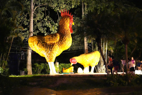 Attractions in Betong , Betong chicken statue