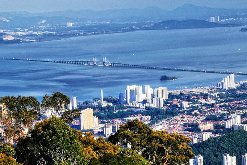 The weather was improving, and we finally had a clear sky with a panoramic view, including the Penang Bridge.