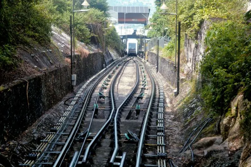 (Passing loop at the track's midway point)