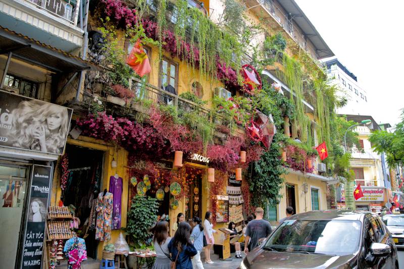 The Old Quarter, (Bancông Cafe & Restaurant)