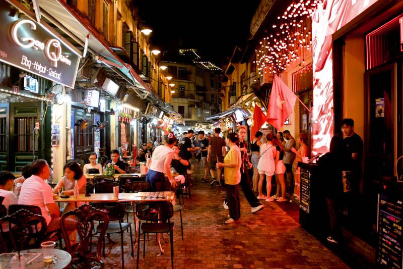 The Old Quarter at night, (Bancông Cafe & Restaurant)