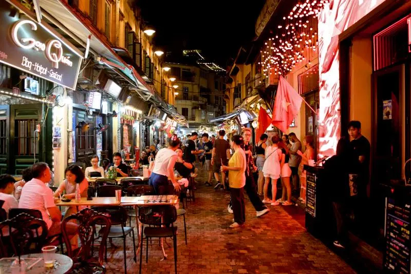 The Old Quarter at night, (Bancông Cafe & Restaurant)