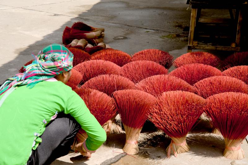 store selling insence at fansipan