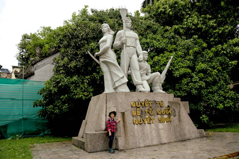 the Monument “Quyết Tử Cho Tổ Quốc Quyết Sinh” (Determined to Brave Death for the Survival of the Fatherland).