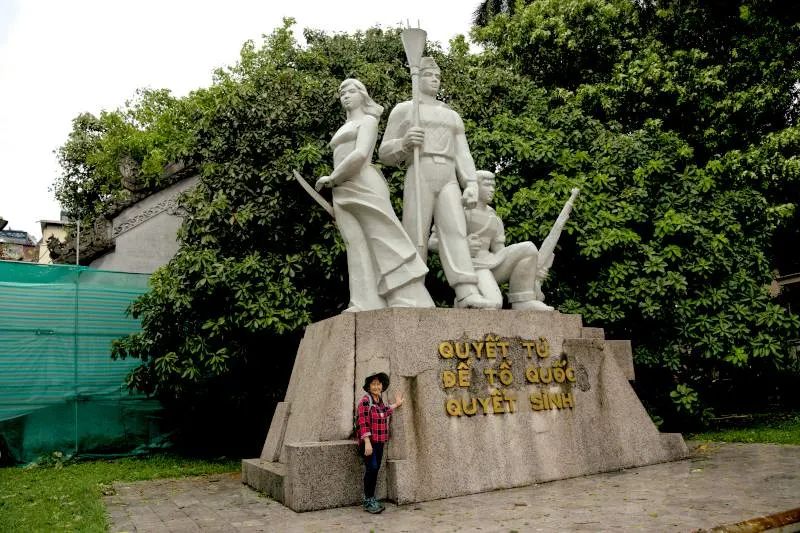 the Monument “Quyết Tử Cho Tổ Quốc Quyết Sinh” (Determined to Brave Death for the Survival of the Fatherland).