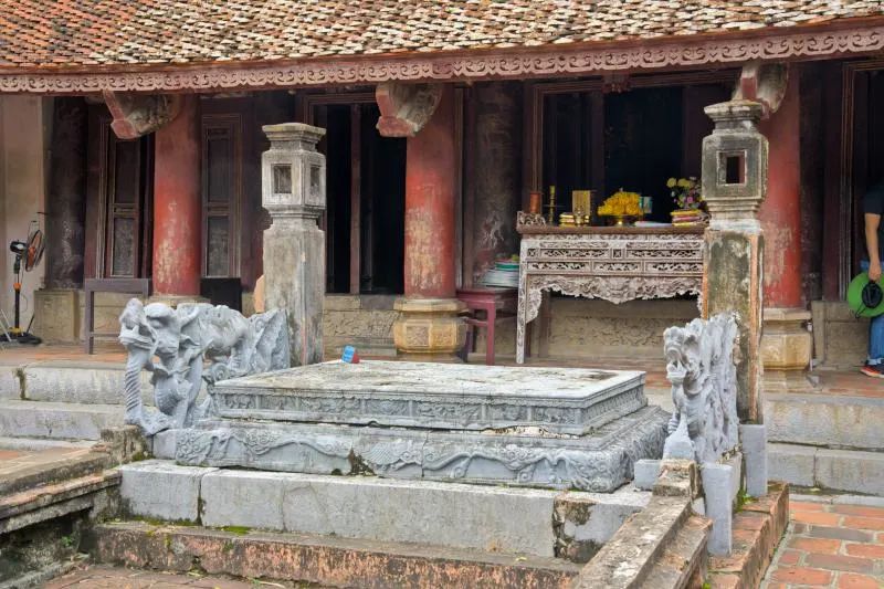 The prominent feature is the dragon bed in the temple's dragon yard