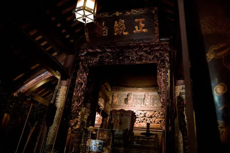 the main prayer hall of the Dinh Tample