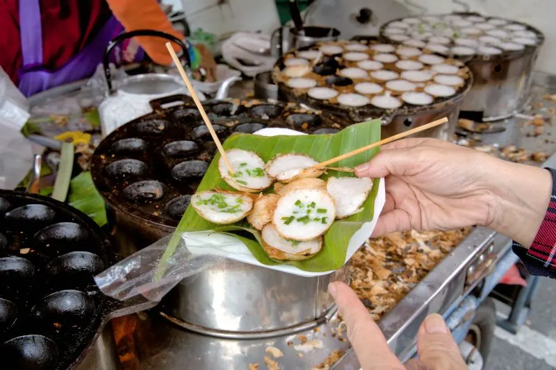 (Try the local apam (Khanom krok) _ Kim Yong Market