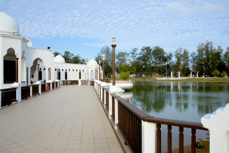 Tengku Tengah Zaharah Mosque, attractions in kuala terengganu