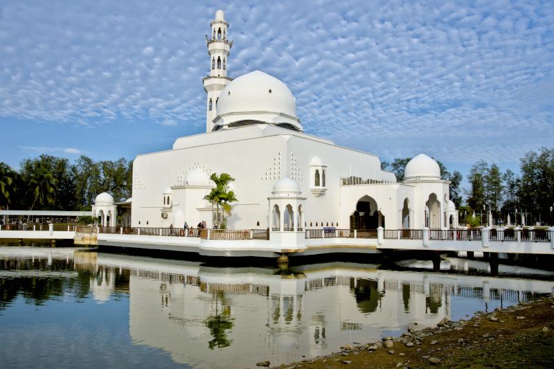 Tengku Tengah Zaharah Mosque, attractions in kuala terengganu