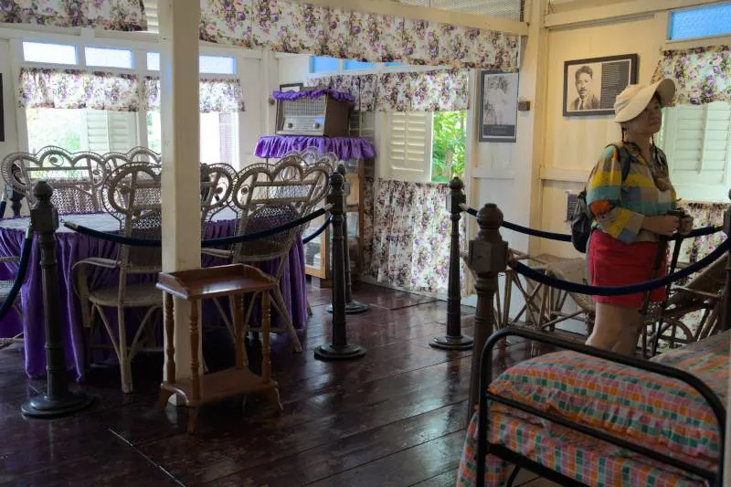 The birthplace of Dato' Seri Dr. Mahathir bin Mohammad, The image below was taken many years ago. To the right of the house stood the family home of Pak Osman; to the left was Ah Neo’s family house. In front of the house was a barracks occupied by people of various ethnic backgrounds, many of whom sold food such as satay and popia. The road in front served as a main pedestrian route to the town’s main road. The original neighboring houses are no longer standing.