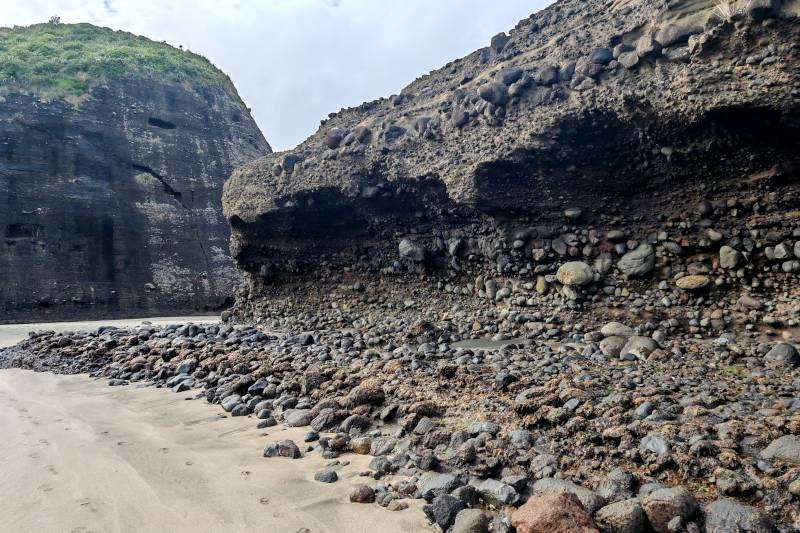 the rock formation at Piha Beach