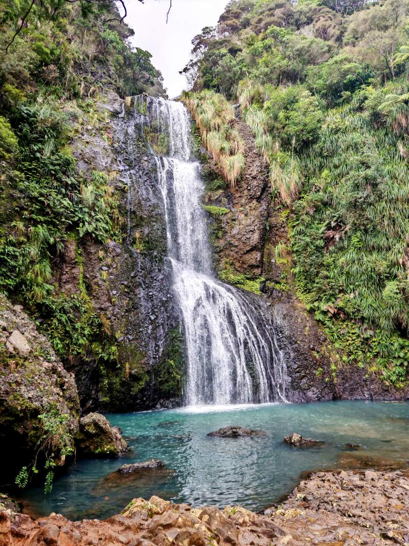 Hiking to Kitekite Falls