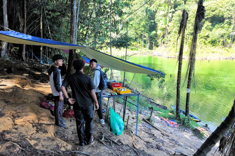 The only store selling drinks at Mirror Lake,  Shah Alam Community Forest Hiking Guide