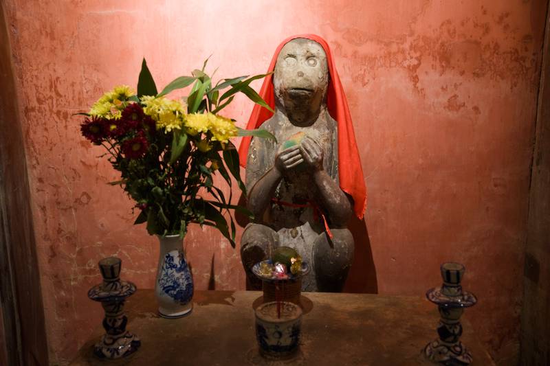 (The Dog Statue at the beginning of the bridge. According to local lore, the construction of the bridge began in the year of the Monkey and was completed in the year of the Dog.)