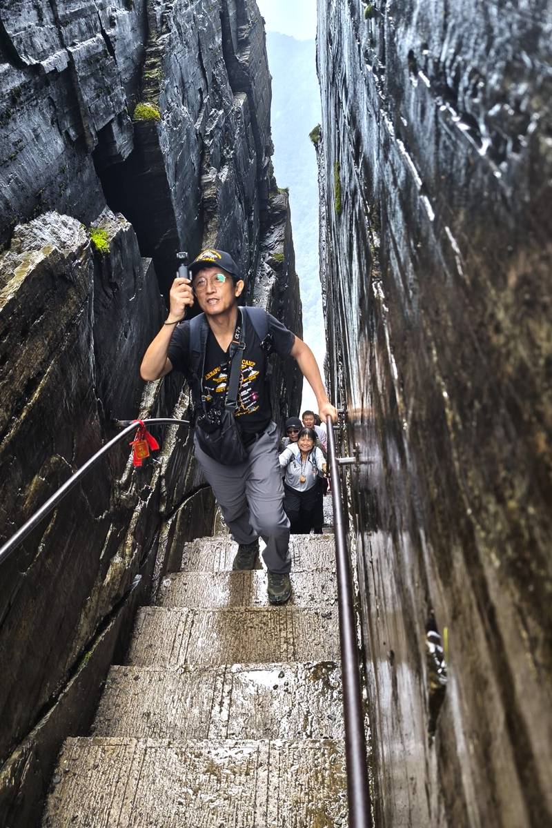 way upt o Red Cloud Golden Peak (红云金顶)