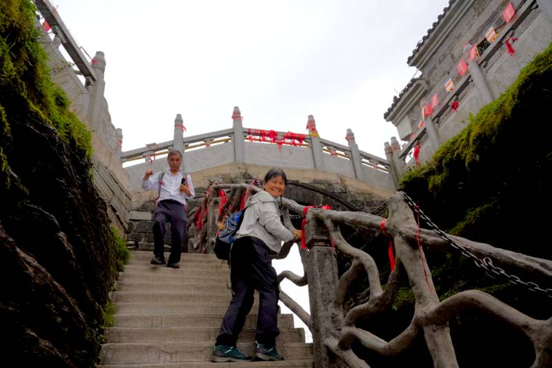  we crossed a narrow bridge called Heavenly Bridge (天桥) at Red Clouds Golden Summit (红云金顶)&nbsp;