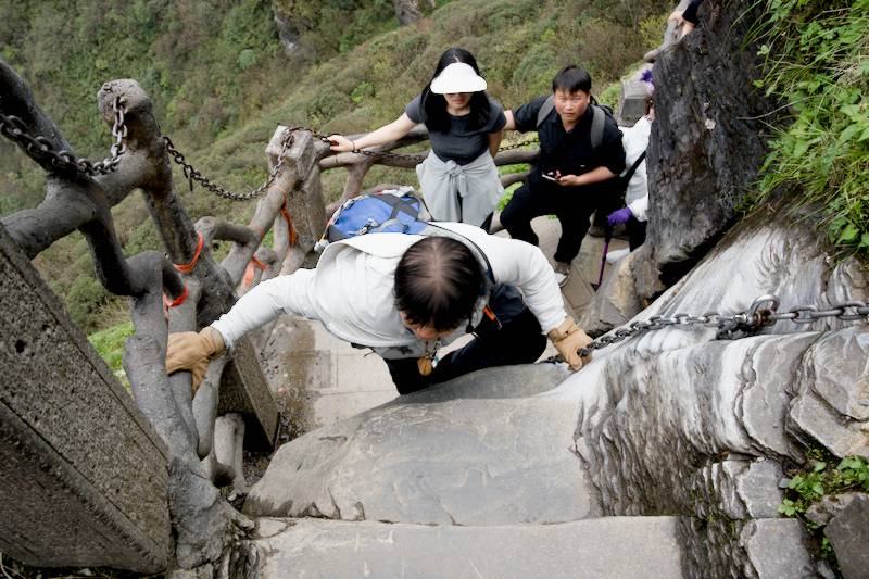 way up to Red Cloud Golden Peak (红云金顶) 