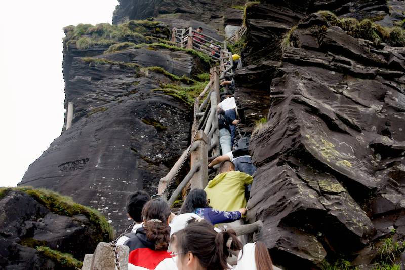 way up to Red Cloud Golden Peak (红云金顶) 