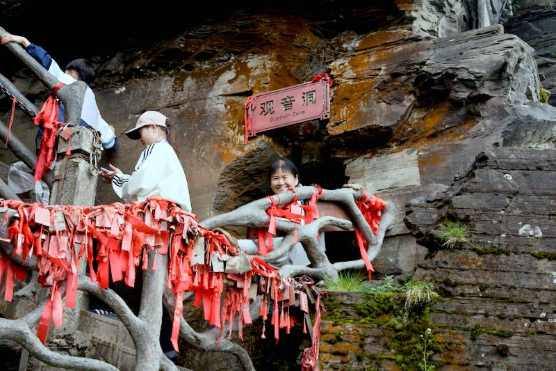 Midway up, there is also a small Guanyin Cave (观音洞).