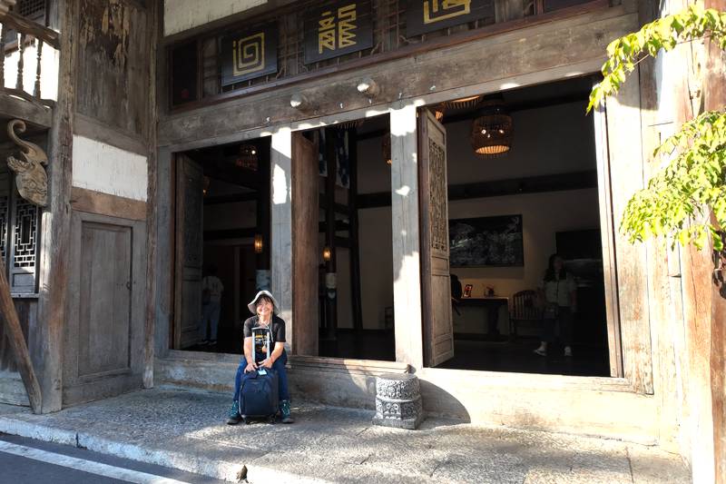 This photo was taken right in front of our hotel, Huilongwan Hotel (廻龙湾酒店).
