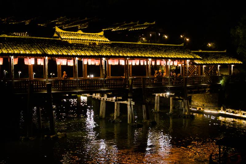 Another night scene with beautiful reflections, taken near Huilongwan Hotel (廻龙湾酒店).

