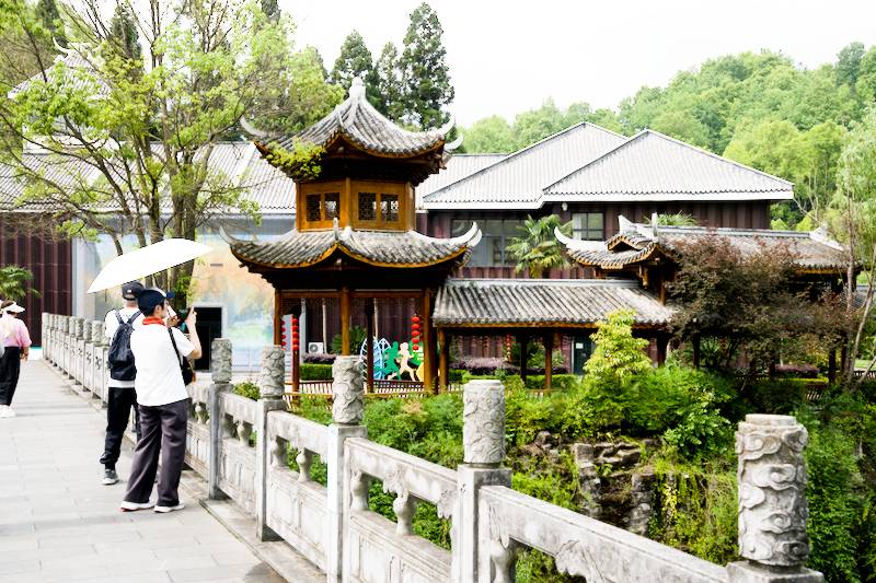 Scenery on the way to the Dragon Gate Waterfall, Dragon Palace Scenic Area Guizhou
