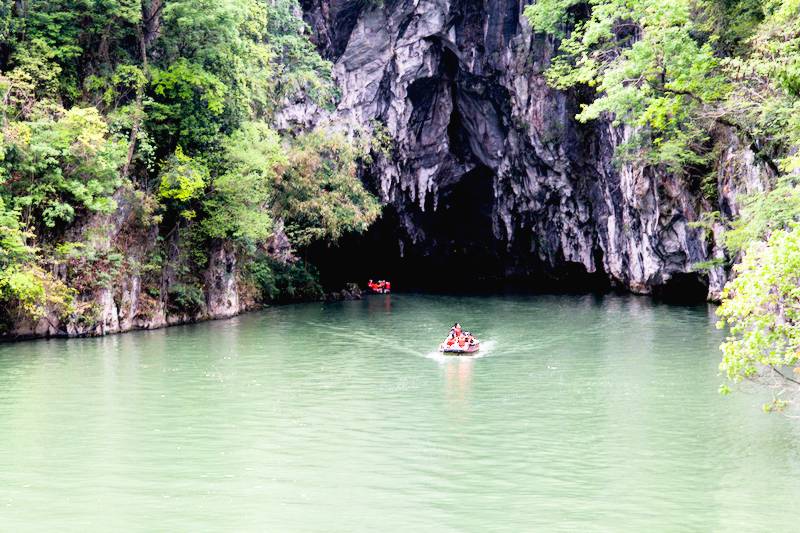 Entrance to the cave from Tianchi (Heavenly Pool).
