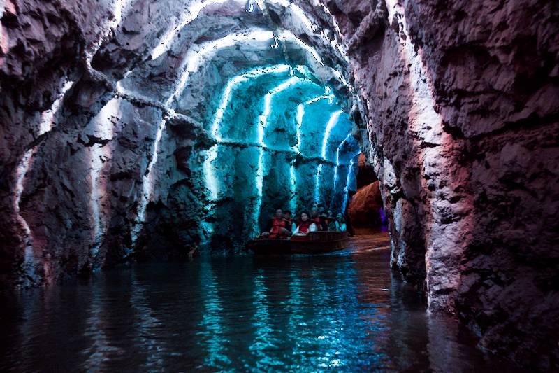 The narrow passage between the first and second caves.
