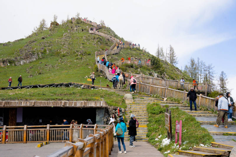 The way up to Fish Viewing Pavilion (观鱼台).