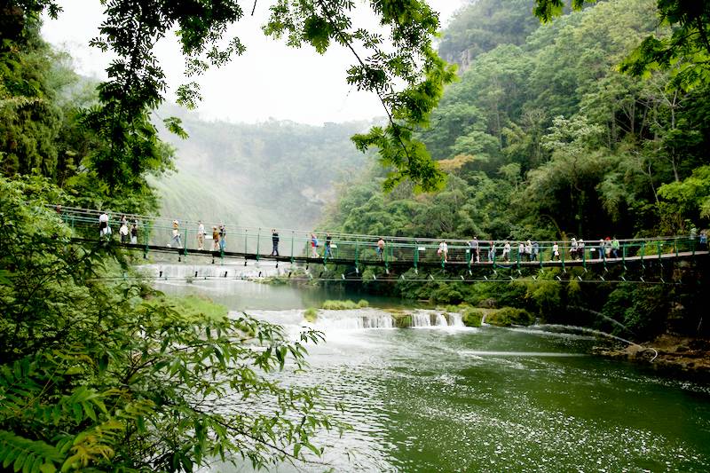 The bridge leading to the Water Curtain Cave.
