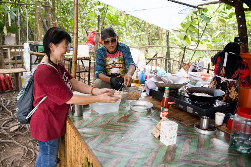 Volunteers preparing fried snacks for hikers at Kem T-Rock, Gasing Hill