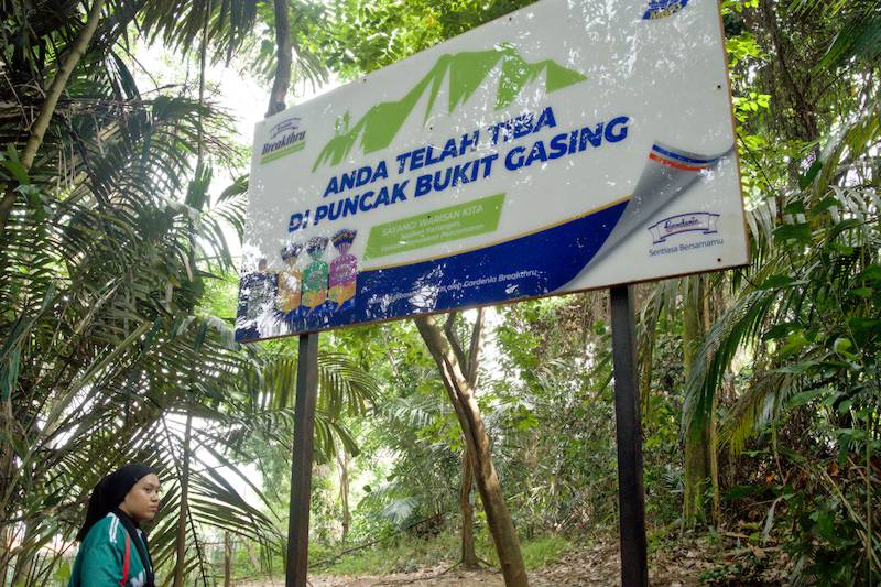 Gardenia bread signboard marking the trail junction near the Gasing Hill suspension bridge