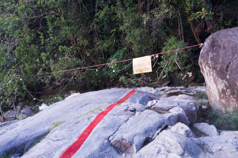 A red line is drawn at the viewpoint. It is extremely dangerous to cross it.
 - Gunung Stong